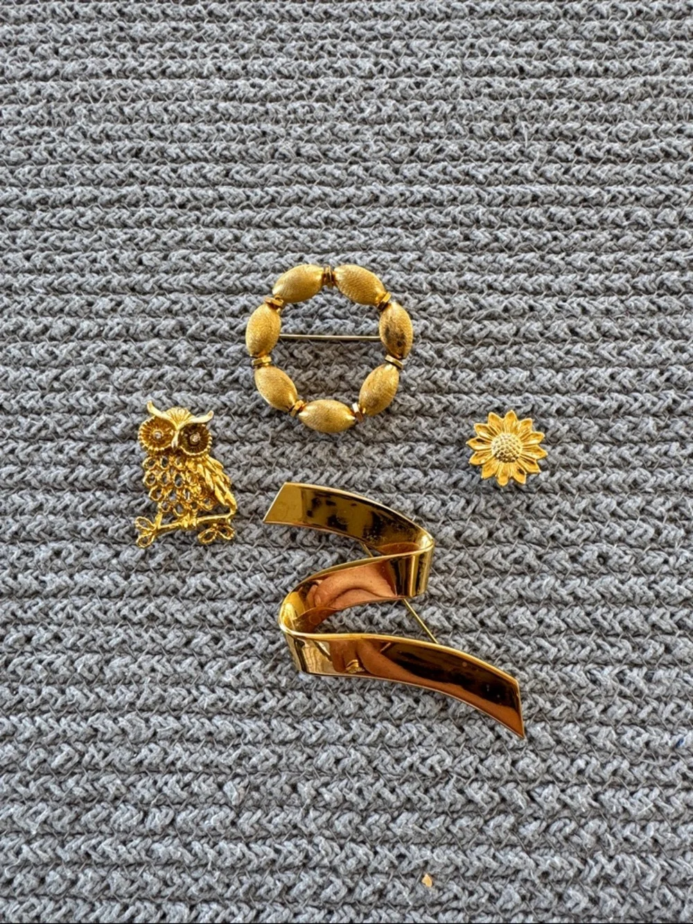 Lot of 4 Vintage 80s 90s Goldtone Brooches Pins Owl Wreath Sunflower Ribbon